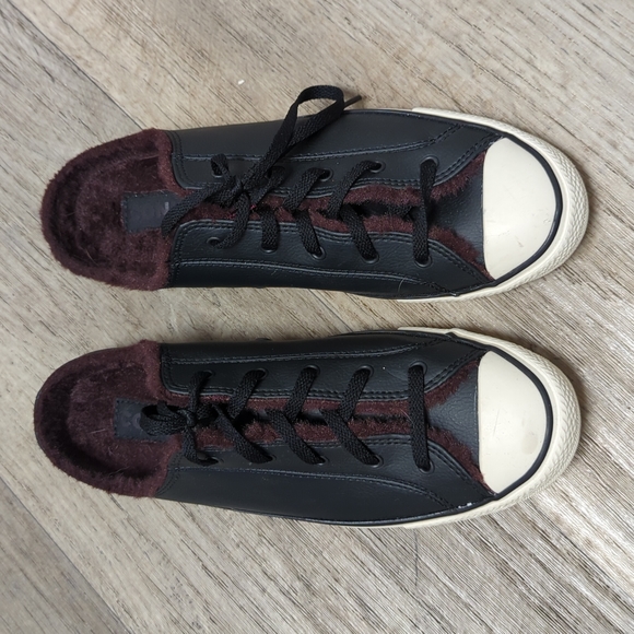 Slip-on Leather Converse w/ Fur Lining - Picture 2 of 6
